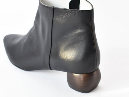 022  ポインテッドプレーンショートブーツ  AL2428B  Black　　木型No.HARVEST